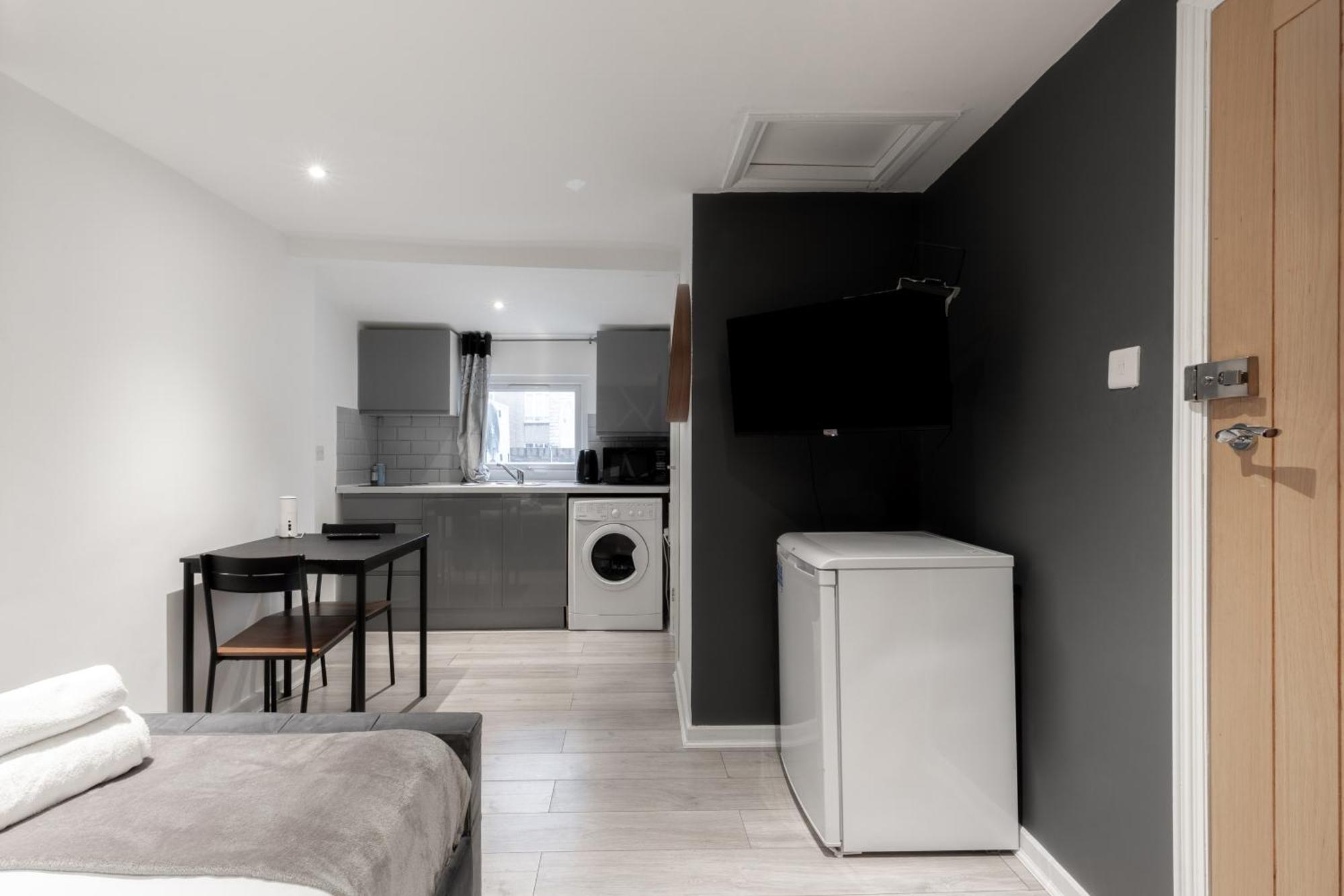 Edgware Road Apartment *