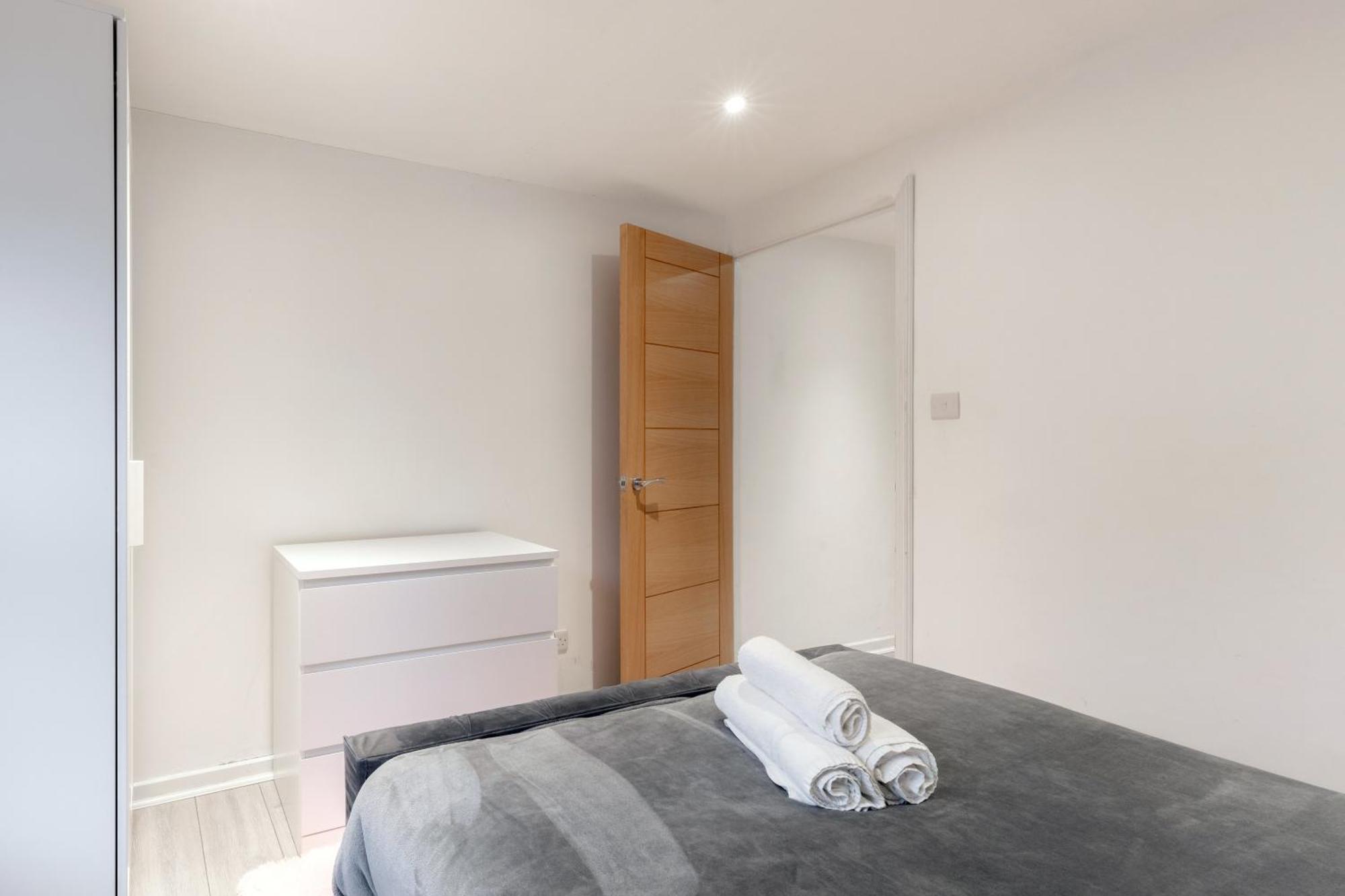 Edgware Road Apartment *
